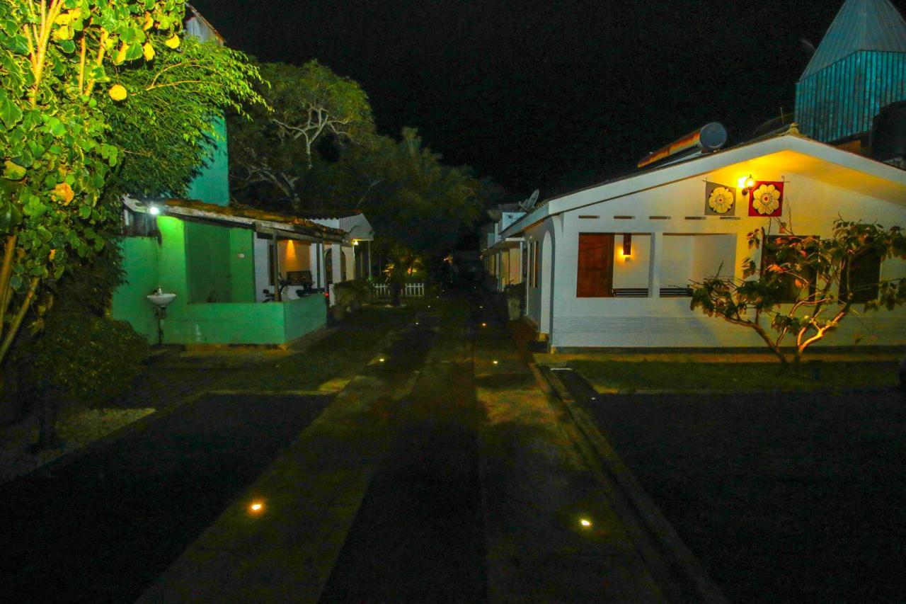 Hotel Nawathana Matara Buitenkant foto